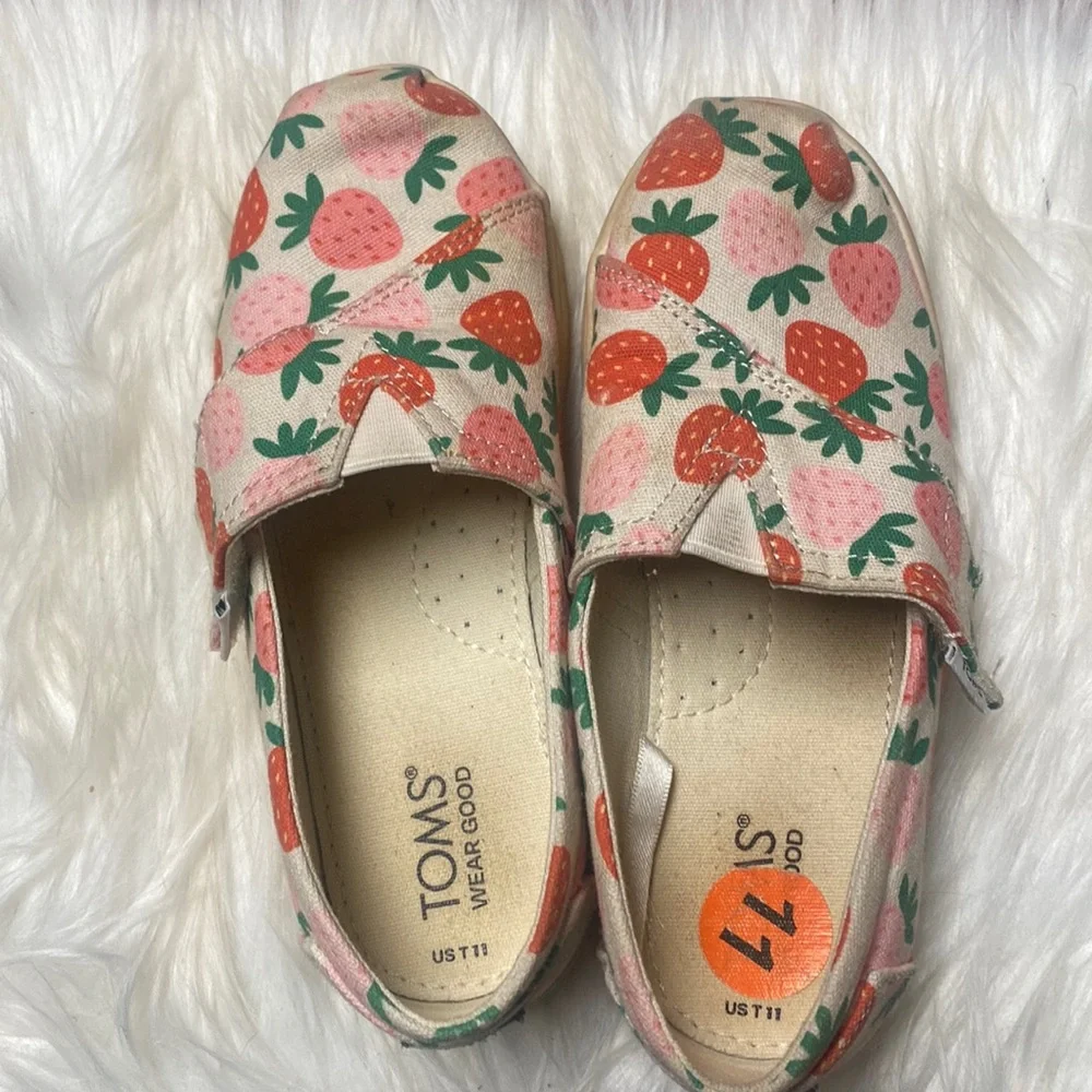 Girls slip on strawberry Tom’s size 11